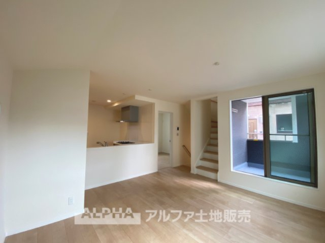 八王子市本町戸建の居間・リビング|【Living room】
◆時を忘れる場所◆ここにはみんなが集い、食事と楽しい会話が始まる。話に夢中になりすぎて、ついつい時を忘れ夜半過ぎになってしまう。そんな束の間の幸せを感じさせてくれる場所。