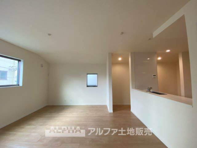 八王子市本町新築戸建の居間・リビング|【Comfortable living】
◆居心地のいい暮らし◆には欠かせない眩い採光。ゆったりとした幅の窓からこの空間に降り注ぐ採光が絶えない。明るいリビングこそ居心地のいい暮らしが待っていると思う