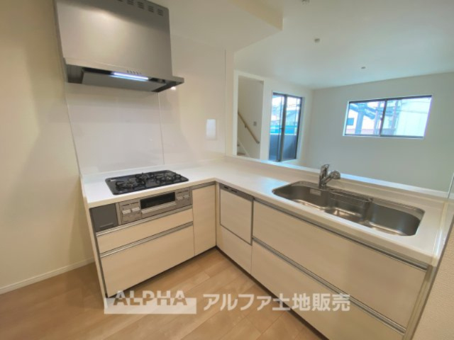 八王子市本町新築戸建のキッチン|【Happy circle Kitchen】
◆団欒キッチン◆対面のキッチンからは家族の団欒が飛び交い明るい陽射しを浴びながらの朝食はまるでドラマのワンシーンみたい。