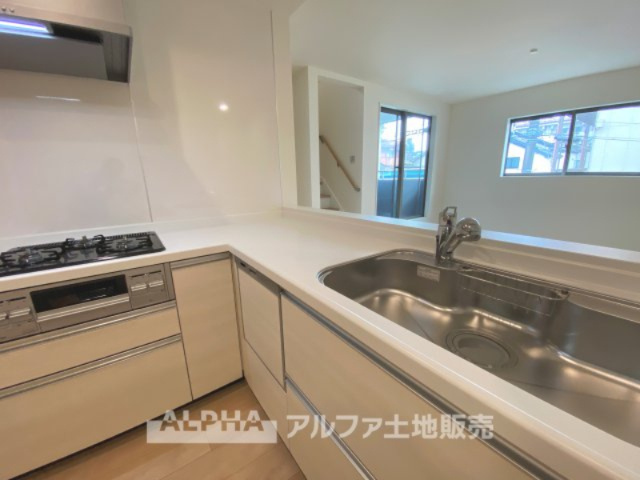 八王子市本町戸建のキッチン|【Kitchen】
◆キッチン◆美しく使いやすいキッチンは油汚れが簡単に拭き取れる素材で加工されており、浄水器シャワーから流す水の音を軽減する静かなシンクを採用。見えないところにさり気ない配慮が嬉しい