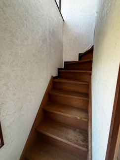 【内装】 | 滋賀県蒲生郡日野町安部居678,679　中古戸建 | 階段