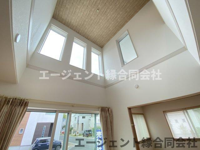 京田辺市同志社山手　中古戸建のその他|リビング部分の吹き抜けです。