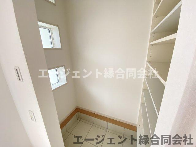 京田辺市同志社山手　中古戸建の収納|うれしいシュークローゼット