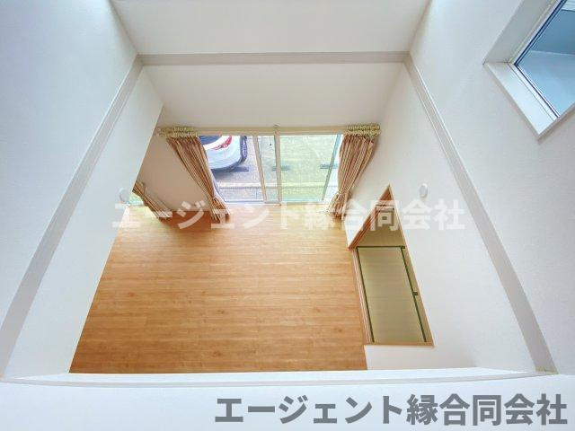 京田辺市同志社山手　中古戸建のその他|２階ホール吹き抜けよりのリビング風景