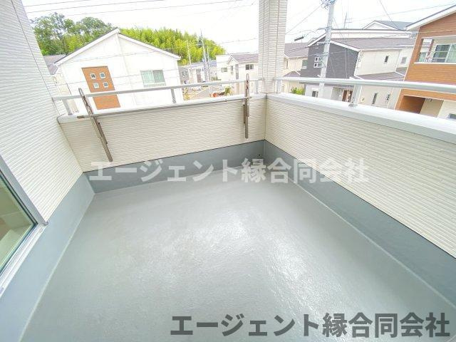 京田辺市同志社山手　中古戸建のバルコニー|屋根のある暖かな日差しのふりそそぐバルコニー