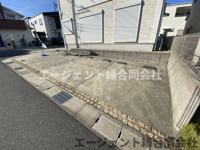京田辺市同志社山手　中古戸建の駐車場|この部分に４台駐車できます。