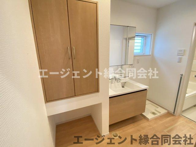 京田辺市同志社山手　中古戸建の洗面所|明るい洗面所です