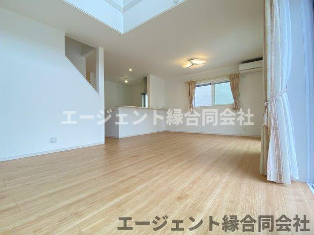 京田辺市同志社山手　中古戸建の居間・リビング|吹き抜けのあるリビングダイニングです