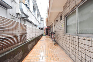 【エントランス】 | マンションの建物内に入って最初に目にする空間が、このエントランスです。それほど広くはありませんが、しっかりと清潔感が保たれています。～即日のご見学可能～　お問合せはお気軽にどうぞ。
