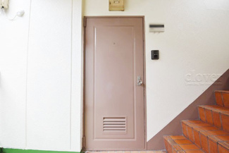 【その他共用部分】 | 皆様をお迎えする、お部屋の玄関ドア。開けやすさや開放角度、ドアノブの操作しやすさや鍵の形状などを、現地で一度ご確認ください。～即日のご見学可能～　お問合せはお気軽にどうぞ。

