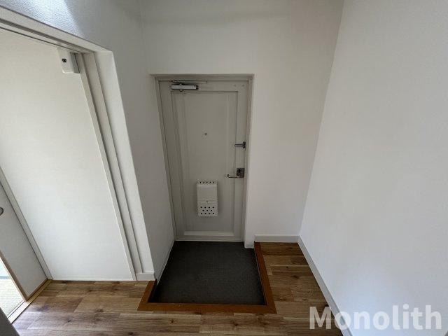 鶴山台12号棟の玄関