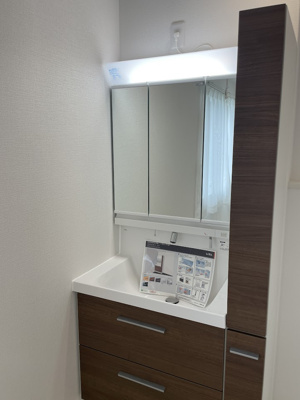 【独立洗面台】 | 山形市浜崎建売住宅3号棟【Z空調】 | 三面鏡の洗面台は、スタイリッシュなだけでなく収納力もあります。