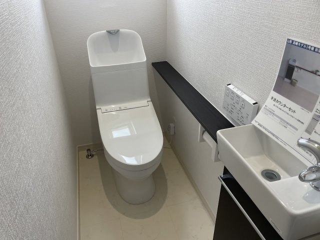 山形市浜崎建売住宅3号棟【Z空調】のトイレ|節水タイプのトイレは水道代の節約に繋がります。