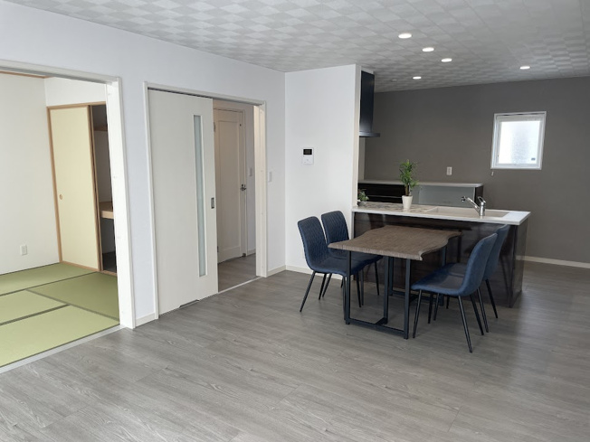 【居間・リビング】 | 山形市浜崎建売住宅3号棟【Z空調】 | リビングは広々です。家族の団欒の場として家庭を包みます。