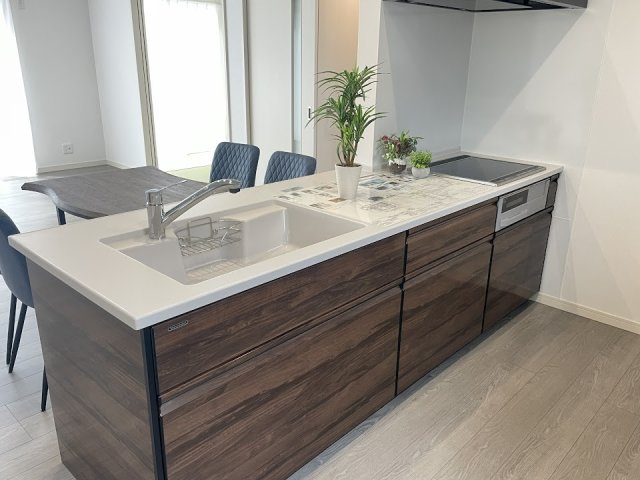 山形市浜崎建売住宅3号棟【Z空調】のキッチン|広々ワイドなキッチンは料理がしやすく快適です。