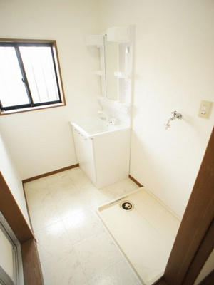 【独立洗面台】 | ビュースズキB | 洗髪洗面化粧台と洗濯機置き場があります♪