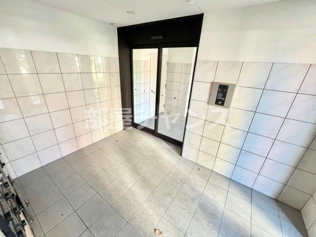 Pura Vida幅下のエントランス