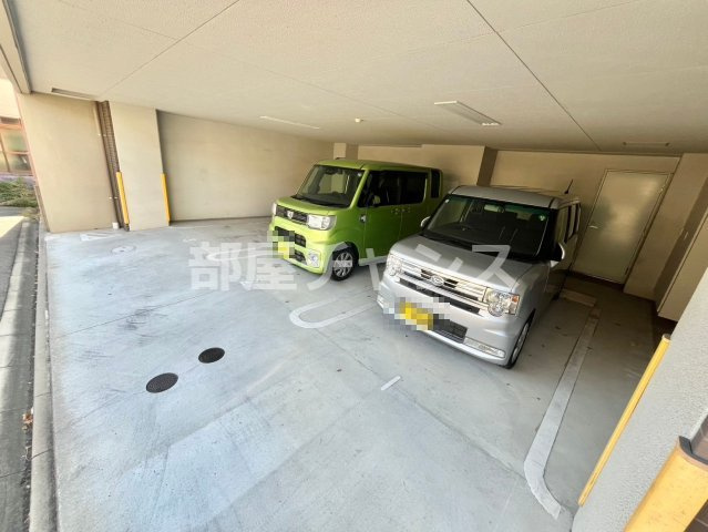 Pura Vida幅下の駐車場