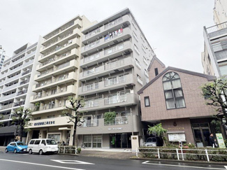 【外観】 | 手入れの行き届いた外壁やエントランスなど、「見ればわかる」レベルで清潔感を保ったマンションです。築年数を感じさせない姿で皆様をお出迎えします。～即日のご見学可能～　お問合せはお気軽にどうぞ。