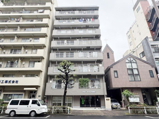 【外観】 | 青空によく映える建物です。手入れの行き届いた外壁やマンション正面エントランスなど、綺麗な姿をぜひ一度、現地にてご覧ください。～即日のご見学可能～　お問合せはお気軽にどうぞ。