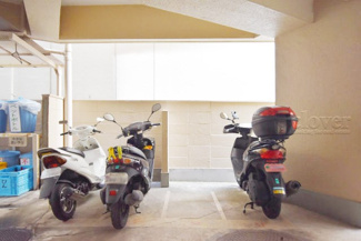 【駐車場】 | バイク置き場。空き区画の有無や駐輪料金、サイズおよび排気量規定などについては、改めてお問い合わせください。～即日のご見学可能～　お問合せはお気軽にどうぞ。