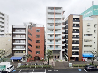 【展望】 | 眼前に広がる空の雄大さと、このお部屋の自慢の一つである「眺望」をご覧ください。毎日、この景色を独り占めできる新生活に夢が広がります。～即日のご見学可能～　お問合せはお気軽にどうぞ。
