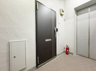 【その他共用部分】 | 皆様をお迎えする、お部屋の玄関ドア。開けやすさや開放角度、ドアノブの操作しやすさや鍵の形状などを、現地で一度ご確認ください。～即日のご見学可能～　お問合せはお気軽にどうぞ。
