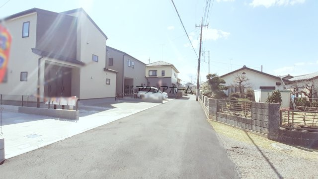 日高市原宿・全3棟　新築一戸建　3号棟　～充実の設備仕様～の前面道路含む現地写真