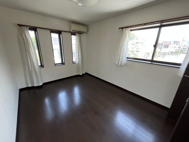 緑町戸建て（店舗付）の洋室