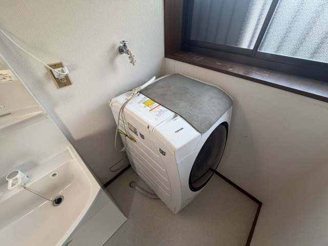 慈恩寺貸家の洗面所|スペースが確保できる洗面所です