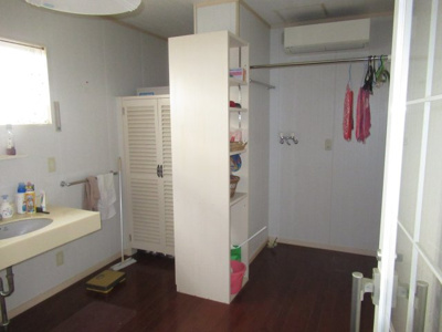 【洗面所】 | 三種町森岳小狭間・中古土地建物5棟 | 建物1　8帖のスペースはアイデア次第で活用の幅が広がります。