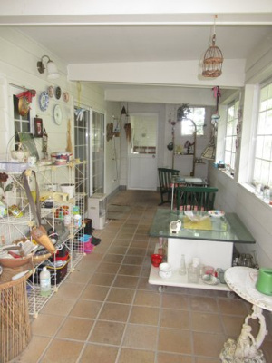 【エントランス】 | 三種町森岳小狭間・中古土地建物5棟 | 建物2　エントランス兼テラススペース