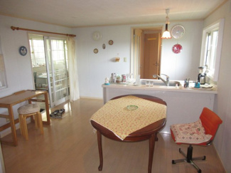 【居間・リビング】 | 三種町森岳小狭間・中古土地建物5棟 | 建物2　キッチンはシンクのみでシンプルです。