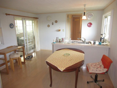 【居間・リビング】 | 三種町森岳小狭間・中古土地建物5棟 | 建物2　キッチンはシンクのみでシンプルです。