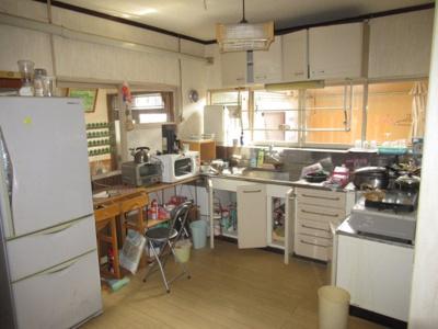 【キッチン】 | 三種町森岳小狭間・中古土地建物5棟 | 建物3　台所は年季が入ってます。