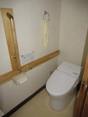 【トイレ】 | 三種町森岳小狭間・中古土地建物5棟 | 建物3　片引き戸仕様でタンクレストイレを採用です。