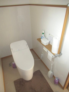 【トイレ】 | 三種町森岳小狭間・中古土地建物5棟 | 建物4　蔵改修部屋のトイレです。ゆったりした空間です。