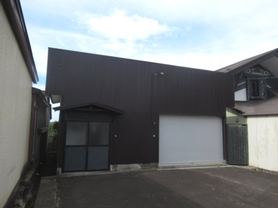 【外観】 | 三種町森岳小狭間・中古土地建物5棟 | 建物5　フリースペース付き車庫の外観です。外装がすごくシックです。