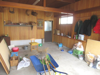 【駐車場】 | 三種町森岳小狭間・中古土地建物5棟 | 建物5　1台分の電動シャッター付き車庫です。収納力も優秀です。