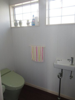 【トイレ】 | 三種町森岳小狭間・中古土地建物5棟 | 建物1　タンクレストイレを採用しています