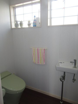 【トイレ】 | 三種町森岳小狭間・中古土地建物5棟 | 建物1　タンクレストイレを採用しています