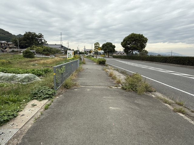 売土地　葛城市加守1,148㎡の前面道路含む現地写真