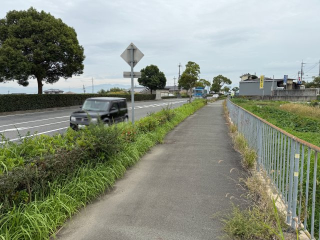 売土地　葛城市加守1,148㎡の前面道路含む現地写真