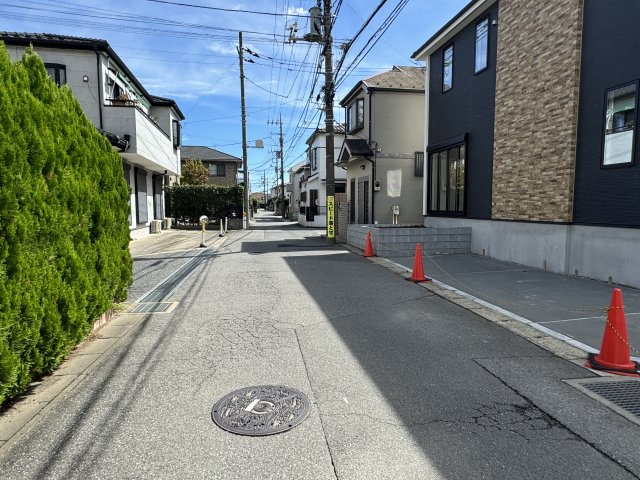 市川市曽谷４丁目新築戸建【曽谷小学校：8分】の前面道路含む現地写真|北東側前面道路・幅員約5ｍ