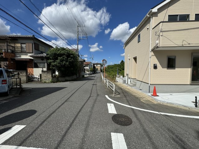 流山市西松ヶ丘１丁目新築戸建【東小学校：7分】の前面道路含む現地写真|西側前面道路・幅員約8.4ｍ