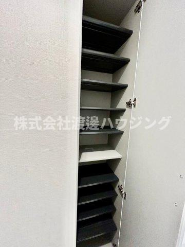 リアコート江坂の収納|天井高シューズBOX