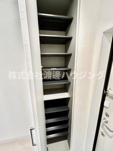 リアコート江坂の収納|天井高シューズBOX