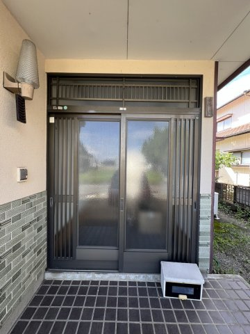 古閑中町戸建ての玄関