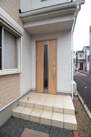 足利市元学町の中古一戸建の玄関