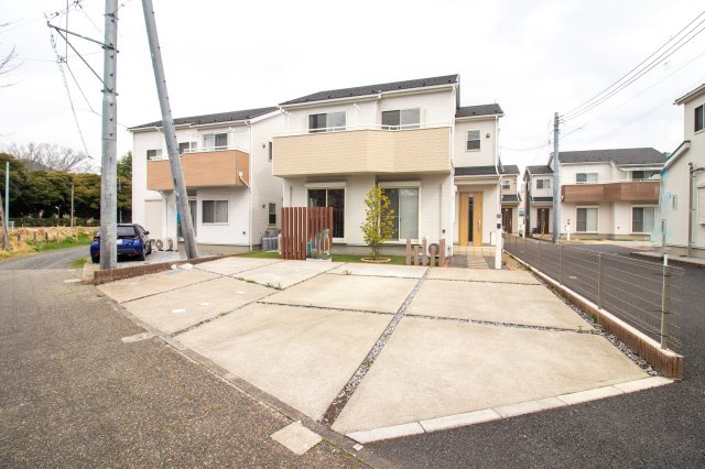 足利市元学町の中古一戸建の駐車場